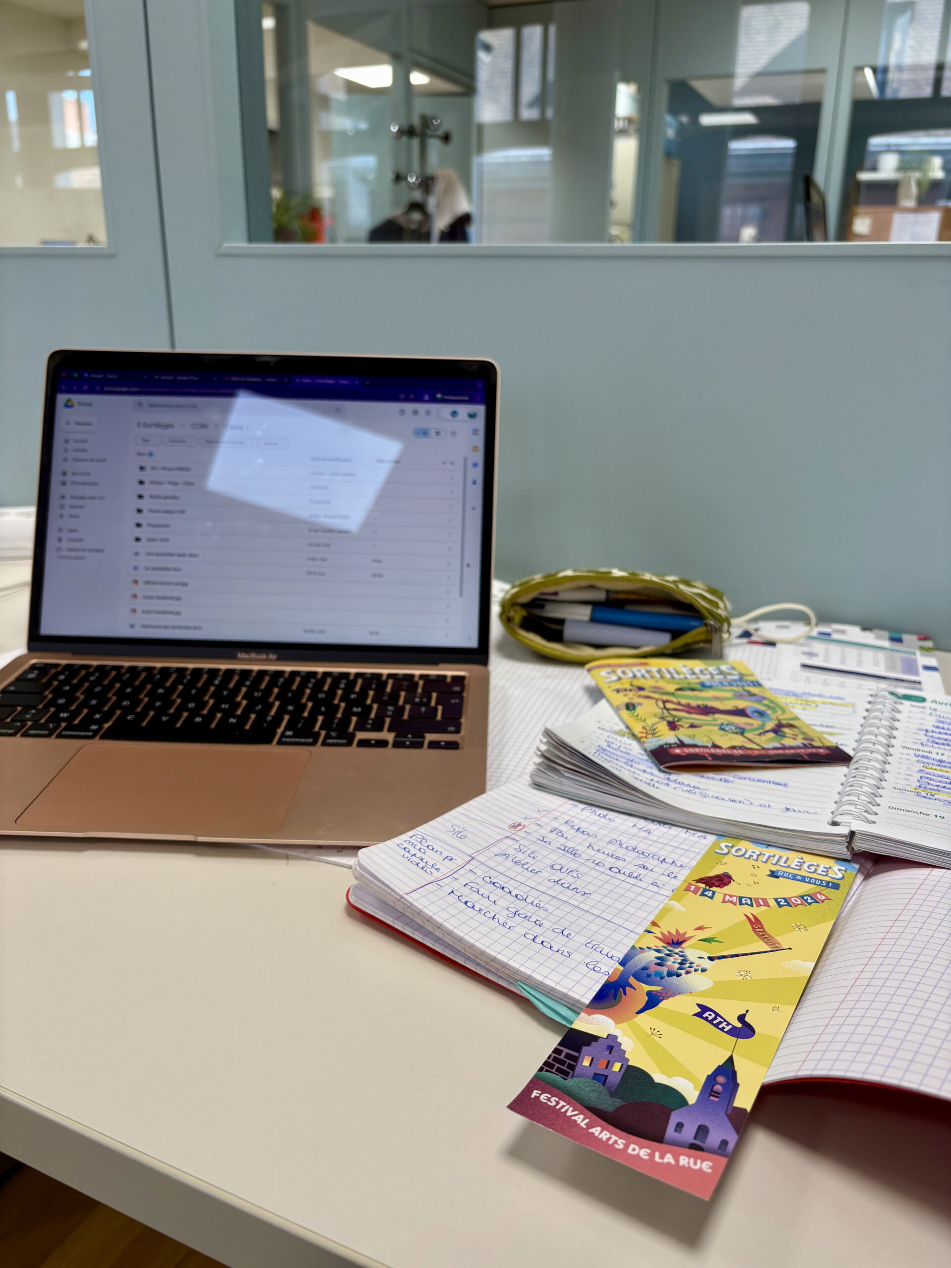 Travail au bureau avant le festival